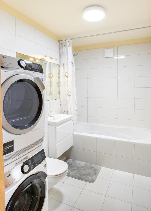 Ona'S Apartment In City Center With Private Parking カウナス エクステリア 写真